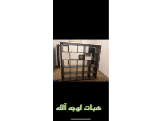 كنب ودواليب مفكوكة وغسالة ومجفف