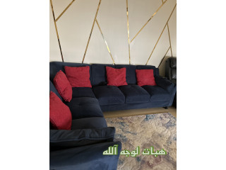احتاج احد محتاج أثاث منزلي مكون من كنب حرف L مع طاولة وكرسي هزاز