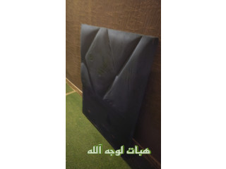 باب خشب وسرير خشب