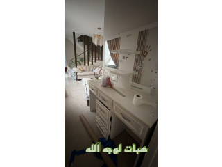 تسريحة مع كرسيين و طاولة تقديم مجلس فخمة