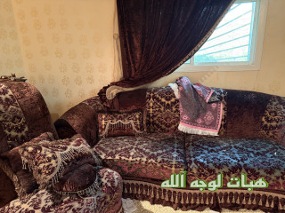 كنب كلاسيكي للمجالس نظيف جدًا + مساند ظهر مع التكايات للمقلط