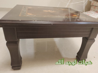 طاولة خشبية