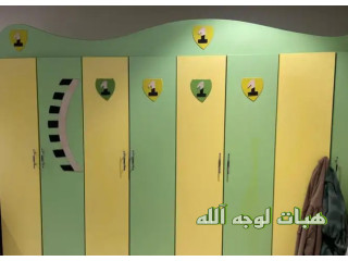 دولاب ملابس نظيف ومكتبة تلفزيون