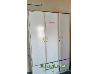 كنب ودولاب للي محتاجهم لوجه الله يجي يشيلهم ولا يشكون من اي تكسير او تقطيع