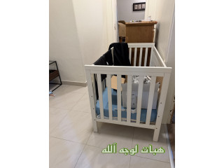 سرير اطفال مع المرتبة بدون مقابل