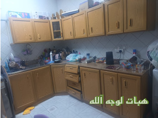 مطبخ صغير على شكل حرف ال بحاله مقبوله في مشكله بالادراج